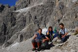 12.10. 2008 - Gosaukamm (Alpy okolo Dachsteinu). David s Karlem se soustředí před další skalní stěnou. Míša před další tůrou.
