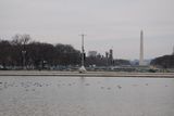 Pohled od Kapitolu přes Mall k Washingtonovu monumentu.