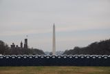 Jak říkám, blíží se inaugurace, tolik toitoiek jako tady jsem snad ještě neviděl. V pozadí Washingtonův monument.
