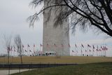 Pata Washingtonova monumentu obklopená vlajkami.