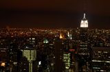 Noční pohled z vrchu budovy Rockefellerova centra.