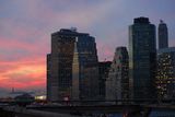 Večerní pohled z Brooklynského mostu k jižní části Manhattanu a v dálce i na sochu Svobody.