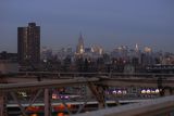 Další večerní pohled z Brooklynského mostu na Manhattan tentokrát směrem k severu.