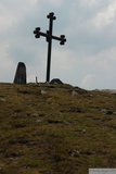 Kříž a patník na vrcholu Cucurbata Mare (1848m).