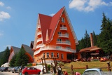Hotel Four Seasons v sedle Vârtop měl opravdu zářivě oranžovou barvu.