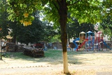Složené dřevo mezi domy u dětského hřiště ve Ştei.