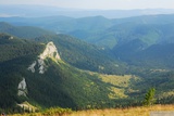 Pohled z hory Vlădeasa do údolí pod Bílými skalami.