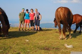 Nakonec se nám na tu společnou fotku i ti koně vešli, byť ukazovali hlavně zadky. SU, Marbulínek, Kamča a Madla.