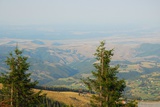 Pohled z hory Vlădeasa do údolí.