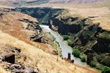 27.7. 2006 - Ani, pohled do údolí řeky Arpačaj a zbytky mostu, na druhém břehu je už Arménie