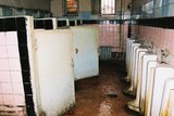 29.7. 2006 - Záchodky na autobusovém nádraží ve Vanadzoru