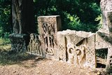 30.7. 2006 - Poblíž Jenokavanského kaňonu, chačkary (tj. náboženské kameny) u téhož pramene