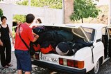 2.8. 2006 - Bjurakan, nakládání batohů do moskviče pro cestu nahoru k jezeru Kari, SL, TP a DO