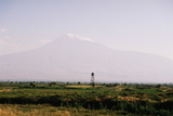 5.8. 2006 - Možná to tak nevypadá, ale tam v dálce se rýsuje Ararat, pohled od Artašatu, poblíž je hraniční budka, Ararat je totiž už v Turecku