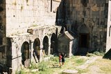 6.8. 2006 - Tatevský klášter, DO a TP si obhlíží chačkary s nimiž se nechají vyfotit