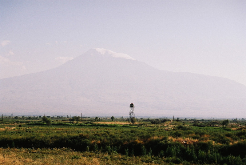 5.8. 2006 - Možná to tak nevypadá, ale tam v dálce se rýsuje Ararat, pohled od Artašatu, poblíž je hraniční budka, Ararat je totiž už v Turecku
