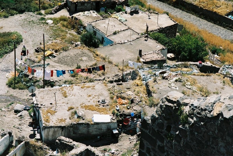 11.8. 2006 - Je to hospodářství, inu, Turecko, pohled z pevnosti v Karsu