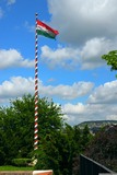 Maďarská vlajka na kopci s hradem nad Budapeští.