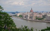 Pohled z hradu na parlament za Dunajem.
