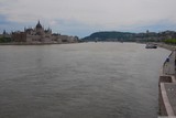 Pohled z Markétina mostu na Dunaj a budovu parlamentu.