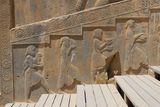 26.5. 2008 - Persepolis, nosiči darů na schodišti