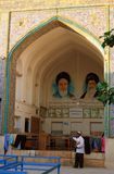 26.5. 2008 - Šíráz, náboženská škola na obrazech jsou ajatolázi Chomeini a Chamenei, dole stojí náš průvodce