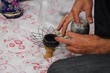 30.5. 2008 - Esfahan, nacpávání tabáku do vodní dýmky