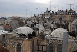 26.1.2008 - Jeruzalém, pohled z terasy hostelu na střechy plné antén, satelitů a nádrží na vodu.