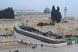 26.1.2008 - Jeruzalém, zeď nářků a provizorní lávka, jíž jedině mohou nemuslimové na chrámový pahorek vstoupit, nedávno se rozpadla kamenná a než ji Izraelci opraví, je tu takovéto provizorium.