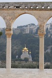 27.1.2008 - Jeruzalém, ruský pravoslavný chrám nejsvětější trojice na svahu Olivetské hory viděný z nádvoří u Dómu kamene.