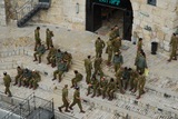 27.1.2008 - Jeruzalém, vojáci na nádvoří Davidovy citadely.