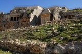 5.2. 2008 - Jeruzalém, uprostřed je hrobka Zachariáše v Kidronském údolí, vlevo od ní je hrobka synů Hezirových a vpravo ještě jedna hrobka, nevím, komu patří.