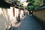 Kanazawa, ulice mezi samurajskými domy ve čtvrti Nagamachi