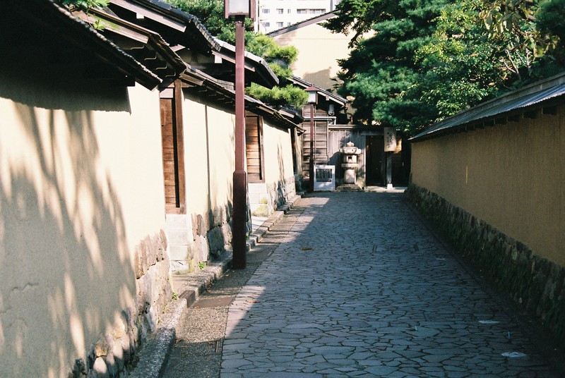 Kanazawa, ulice mezi samurajskými domy ve čtvrti Nagamachi