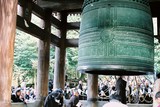 Kjóto, chrám Chion-in, největší japonský zvon, bití, koukejte na toho mnicha pod zvonem 