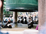 Kjóto, chrám Chion-in, největší japonský zvon, bití, koukejte na toho mnicha pod zvonem 