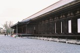 Kjóto, chrám Sanjúsangen-do, v téhle dlouhé budově je tisíc a jedna socha Kannon Buddhy
