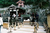 Kjóto, chrám Kiyomizudera, svatý pramen, všimněte si zábradlí pro vinutí fronty