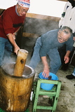 Dům pana Fusei, výroba rýžových koláčků, mlácení do rýže, vlevo je pan učitel Yamamoto, vpravo pan Fusei
