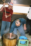 Dům pana Fusei, výroba rýžových koláčků, mlácení do rýže, vlevo je pan učitel Yamamoto, vpravo pan Fusei 