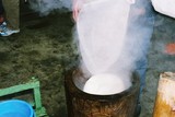 Dům pana Fusei, výroba rýžových koláčků, vyndávání rýže do dřevěné mísy