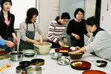 Dům pana Fusei, výroba rýžových koláčků