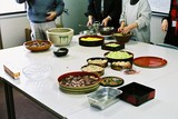 Dům pana Fusei, výroba rýžových koláčků 