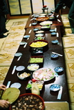 Dům pana Fusei, výroba rýžových koláčků, prostřený stůl 