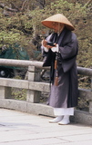4.4. 2007 - Nara, svatý na mostě u chrámu Todai-ji