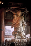 4.4. 2007 - Nara, chrám Todai-ji, menší soška vedle