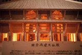 4.4. 2007 - Nara, chrám Todai-ji uvnitř chrámu Todai-ji