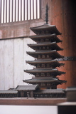 4.4. 2007 - Nara, chrám Todai-ji, takovéhle pagody už se dneska nestavějí