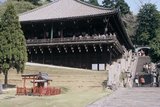 4.4. 2007 - Nara, chrám Nigatsu-dó, být šintoistickým bůžkem, určitě se toho Buddhy leknu