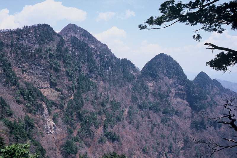 3.5. 2007 - Konečně jedna fotka do kraje, jinak bylo zamlženo. Ten nejvyšší kopec je Daifugen-dake (1780m), tam jsem byl před několika hodinami. Cesta sem vedla taky přes takové špičaté vršky, nahoru, dolů, nahoru, dolů ...